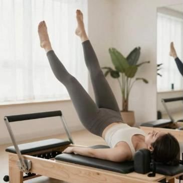 Esercizio a gambe tese al Reformer
