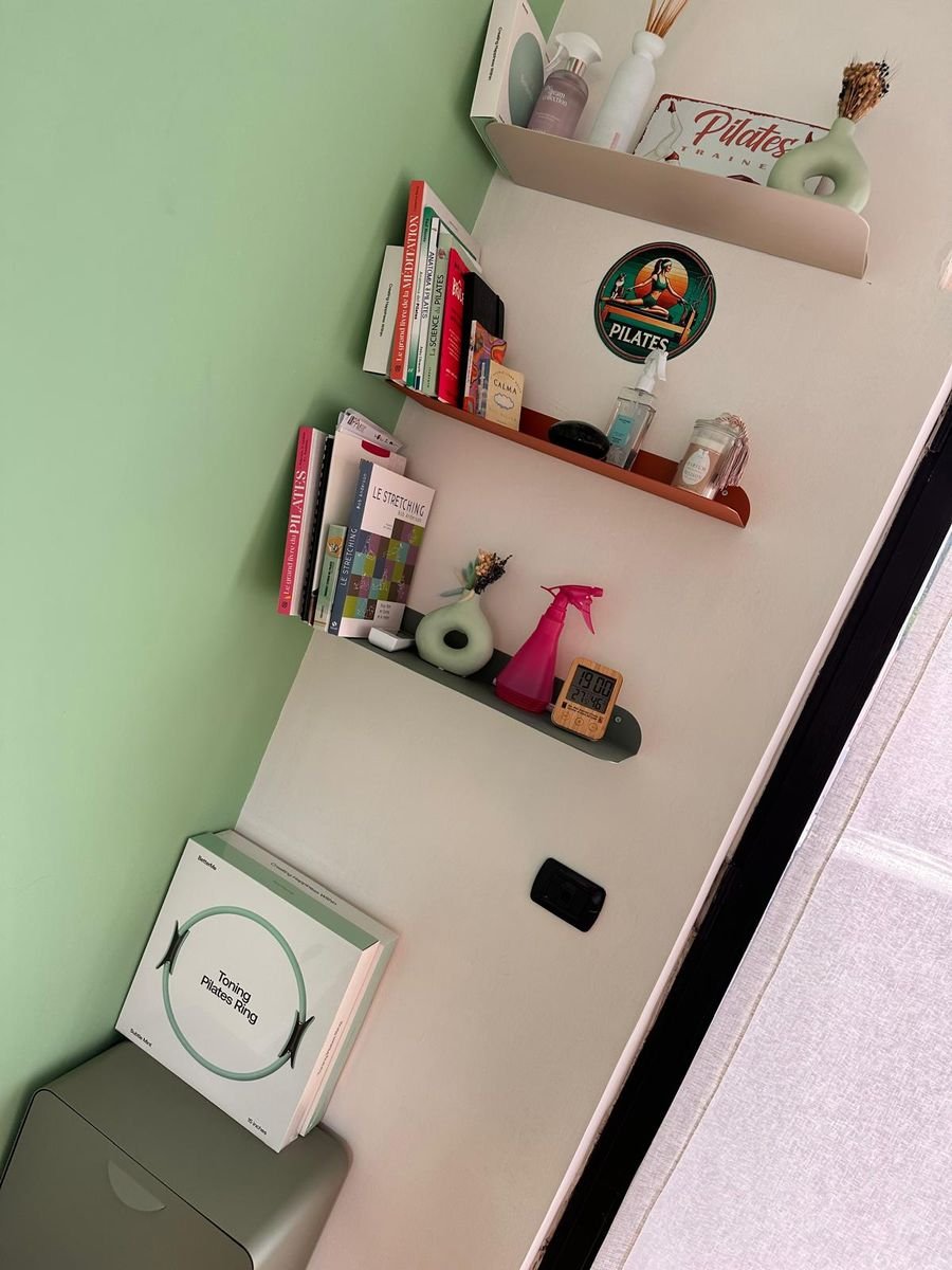 Le mensole dello studio con libri di Pilates e attrezzi