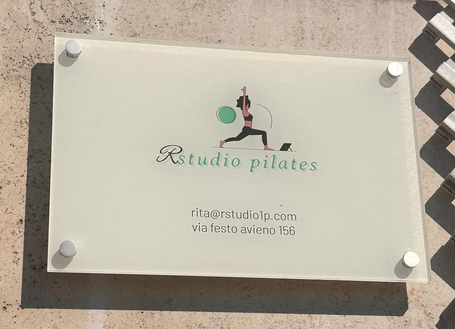 La targa di R Studio Pilates all'ingresso di Via Festo Avieno 156